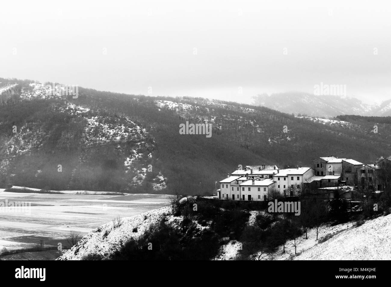 Vista di Annifo town, nei pressi di Colfiorito (Umbria), in pieno inverno la neve. Questa cittadina è stata gravemente danneggiata dal terremoto del 1997 Foto Stock