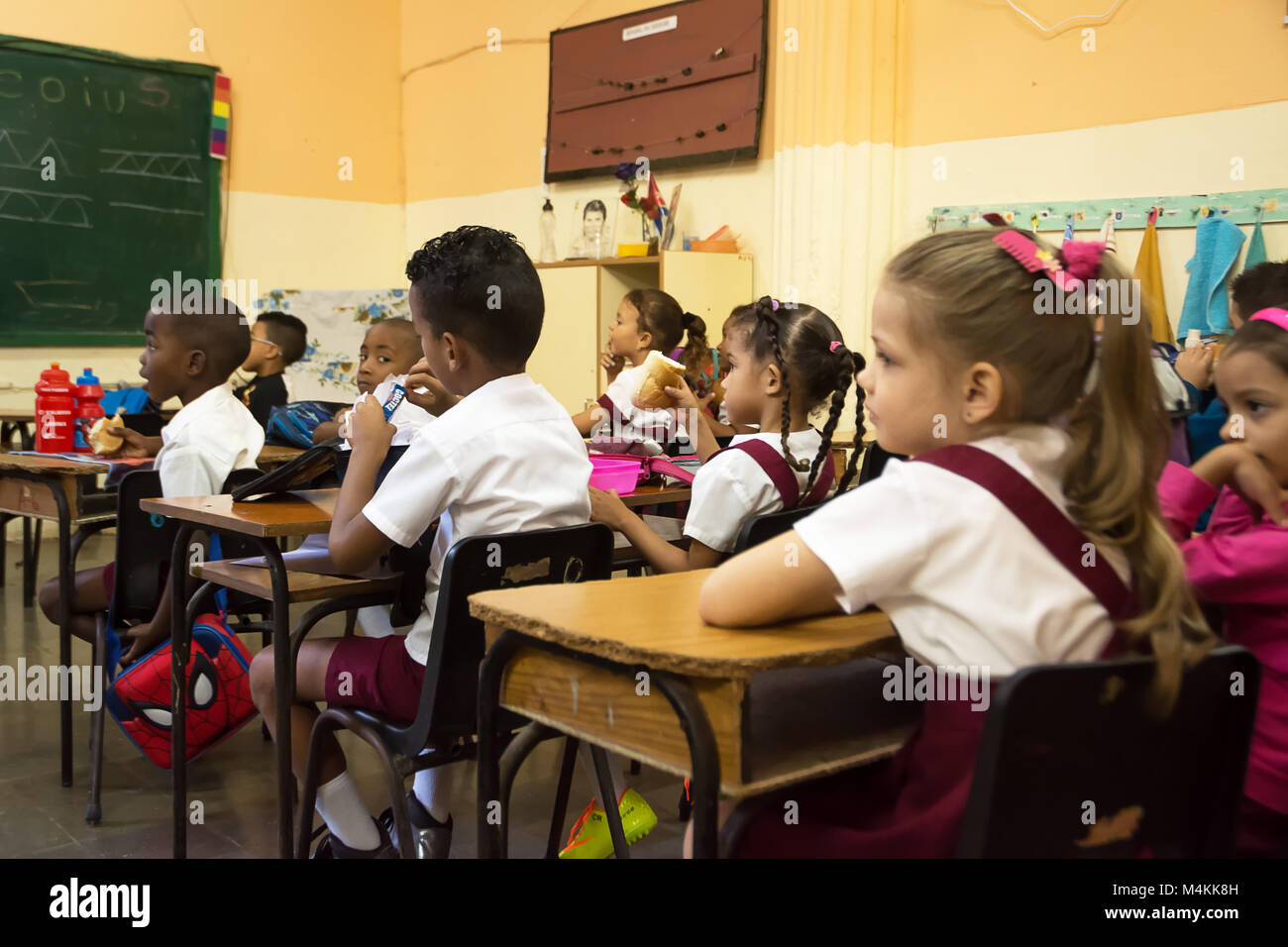 L'Avana, Cuba - 3 Dicembre 2017: scuola elementare nella classe Carlos Paneque scuola di Havana con i bambini durante la ricreazione Foto Stock