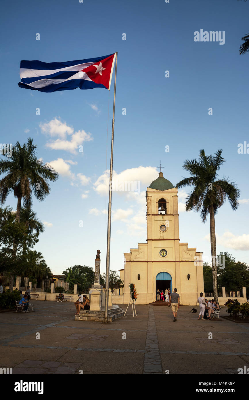 Vinales, Cuba - 5 Dicembre 2017: squqare principale con la Chiesa e con bandiera cubana a vinales con tourist Foto Stock