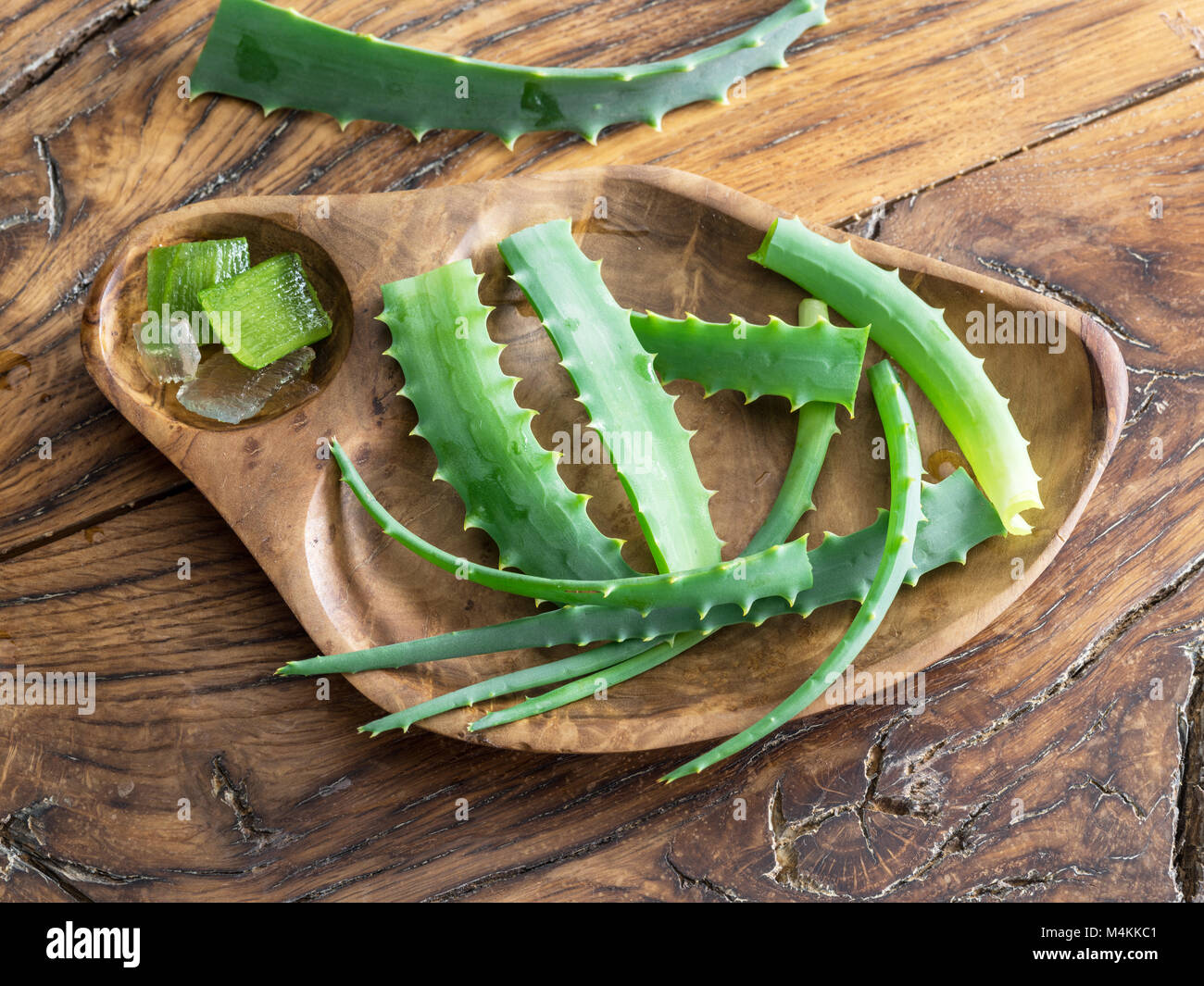 Fresh Aloe foglie close up sul vassoio in legno Foto Stock