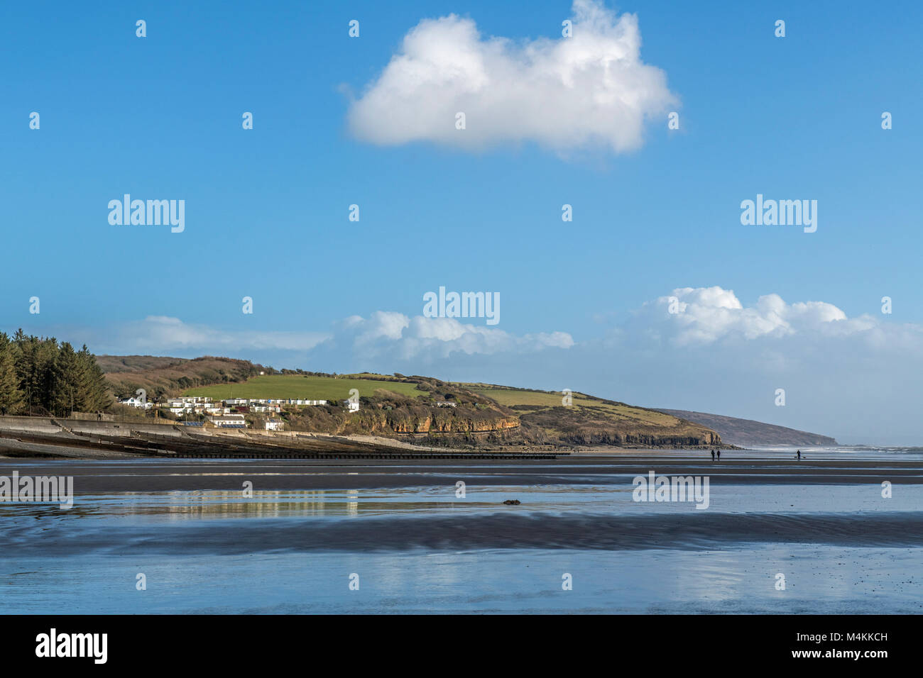 Di fronte spiaggia Amroth guardando verso est lungo la costa Pembrokeshire Foto Stock