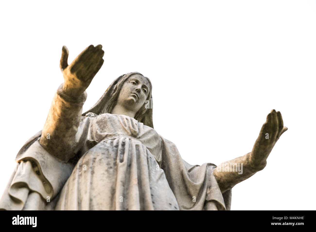 La statua della Madonna su sfondo bianco con i bracci aperti, visto dal di sotto. Concetto e simbolo di pace, la religione, la speranza, la misericordia e la fede Foto Stock