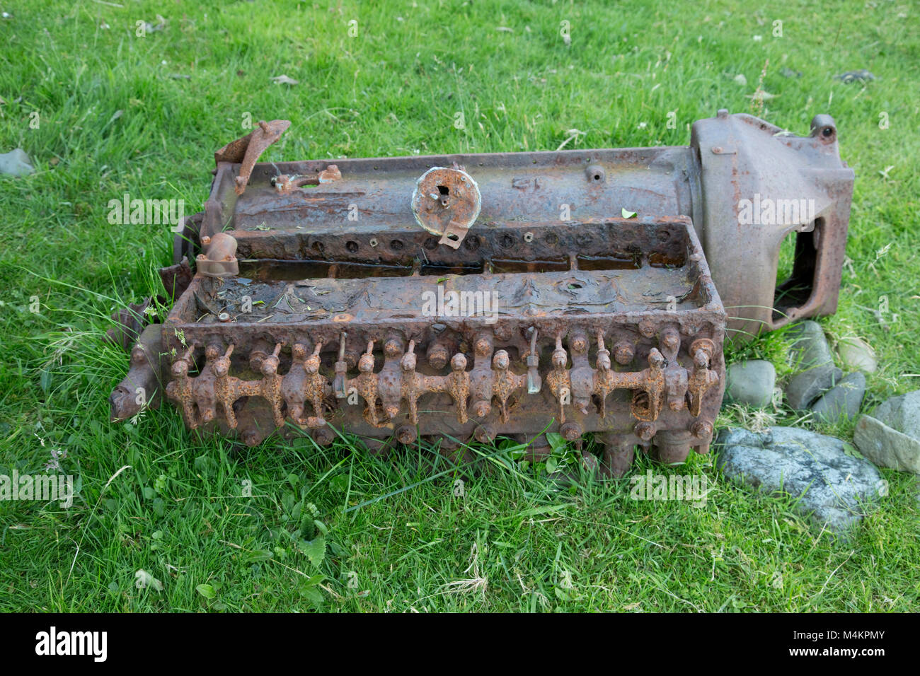 Il vecchio blocco motore ruggine nel campo Scozia UK Foto Stock