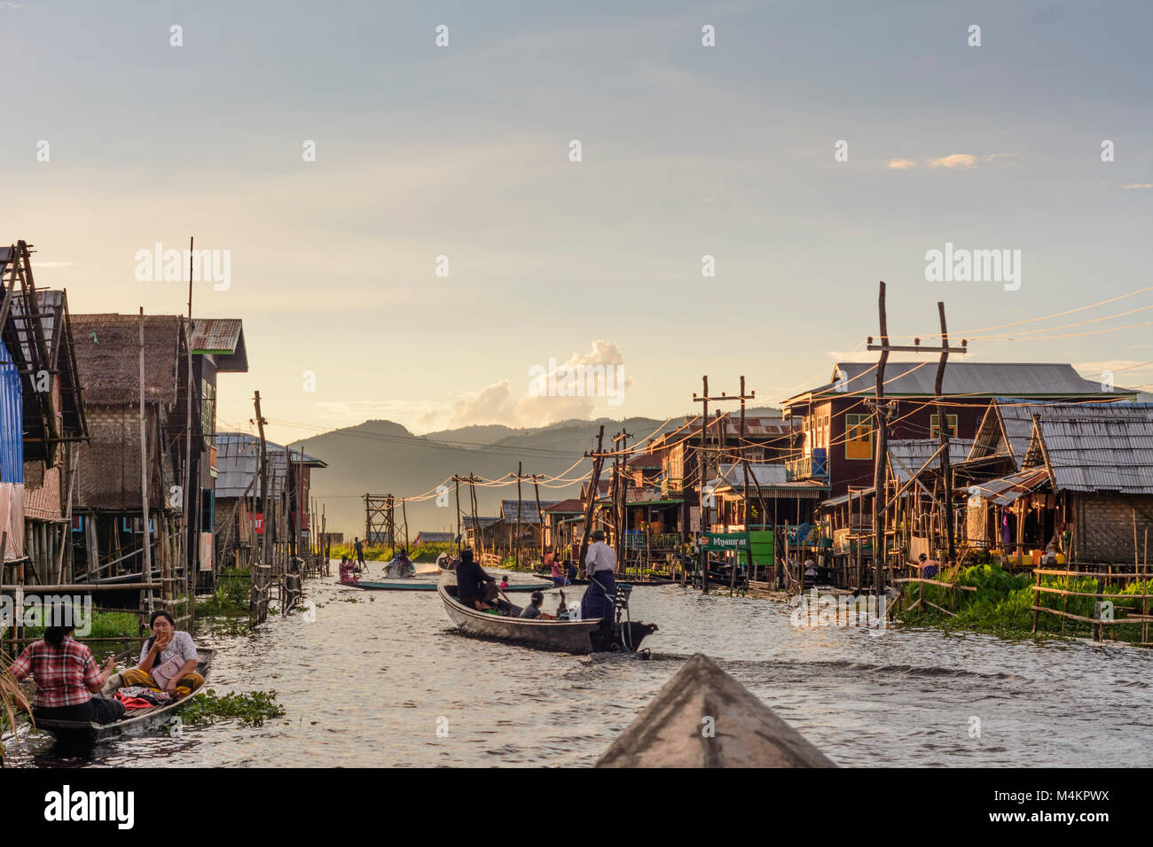 Maing Thauk: casa su palafitte, canal, barca, Lago Inle, Stato Shan, Myanmar (Birmania) Foto Stock