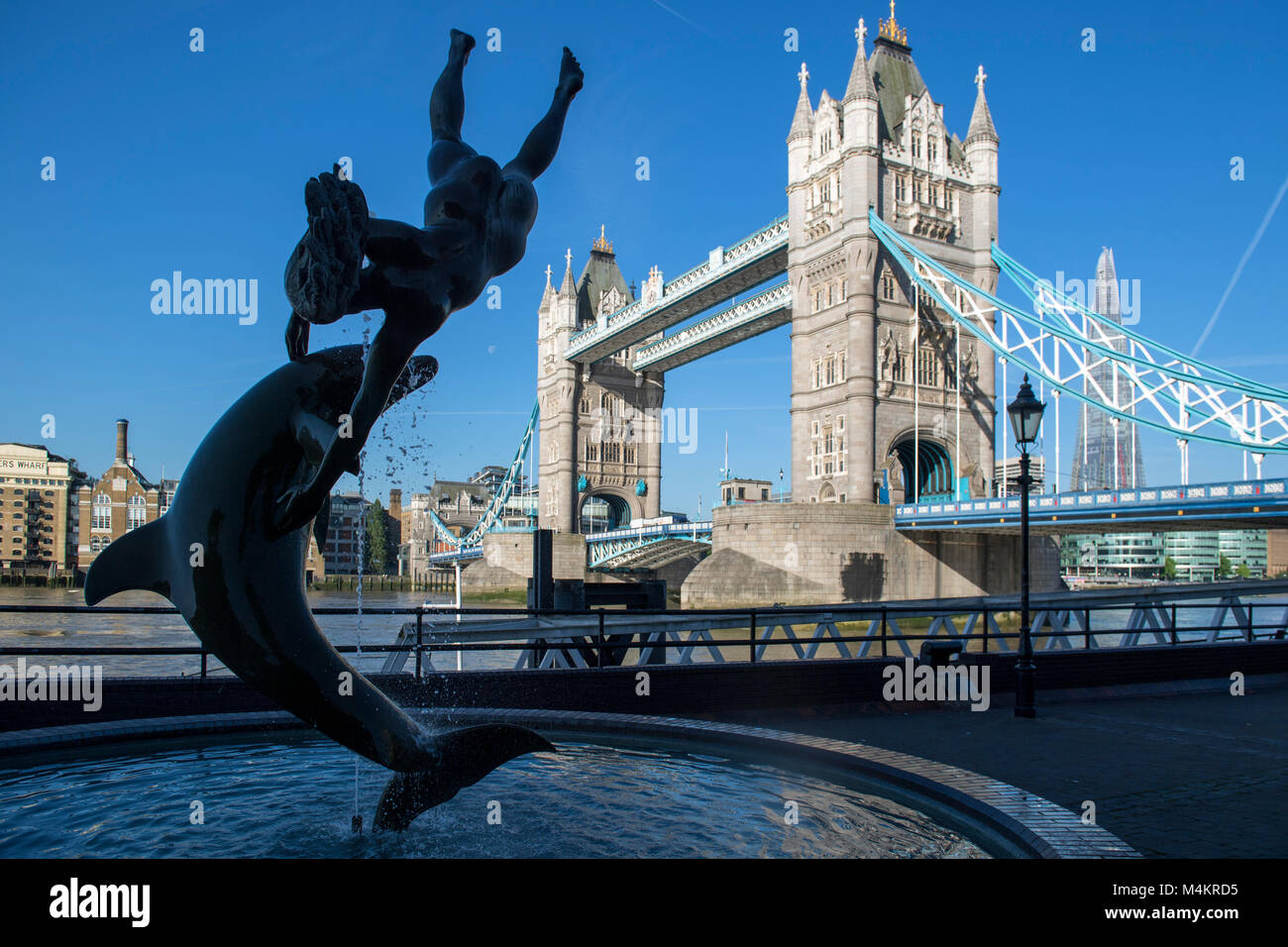 Ragazza con un delfino statua creato dall'artista David Wynne vicino al Tower Bridge di Londra, Inghilterra, Regno Unito Foto Stock