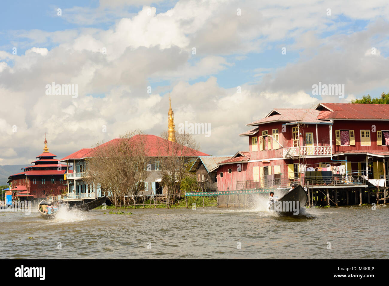 Nampan: casa su palafitte, canal, barca, Lago Inle, Stato Shan, Myanmar (Birmania) Foto Stock