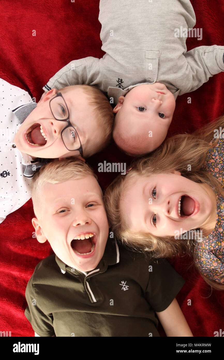 La vita della famiglia,quattro fratelli felice e giocare insieme, grande famiglia Foto Stock