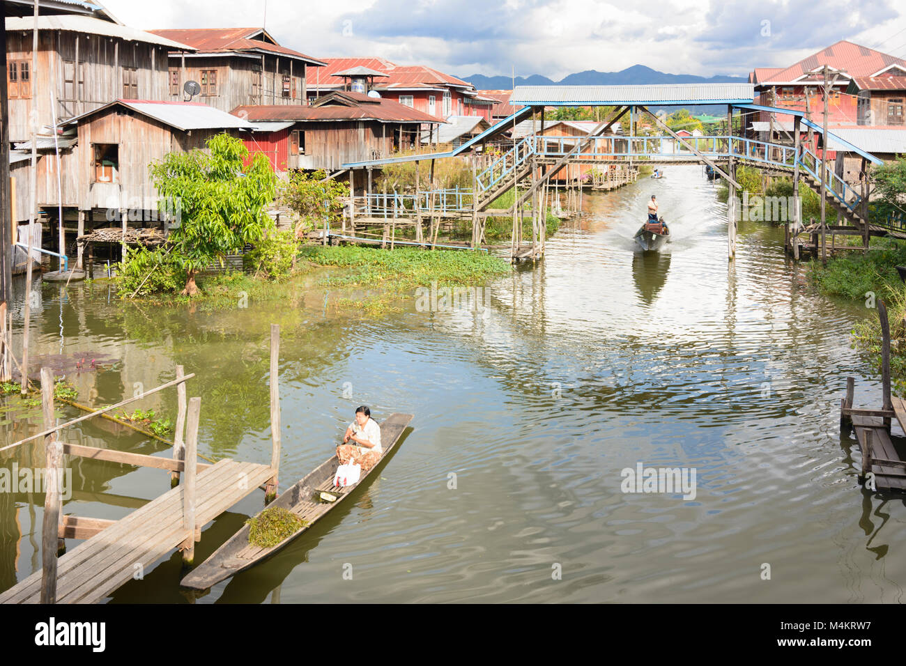 Nampan: casa su palafitte, canal, barca, Lago Inle, Stato Shan, Myanmar (Birmania) Foto Stock