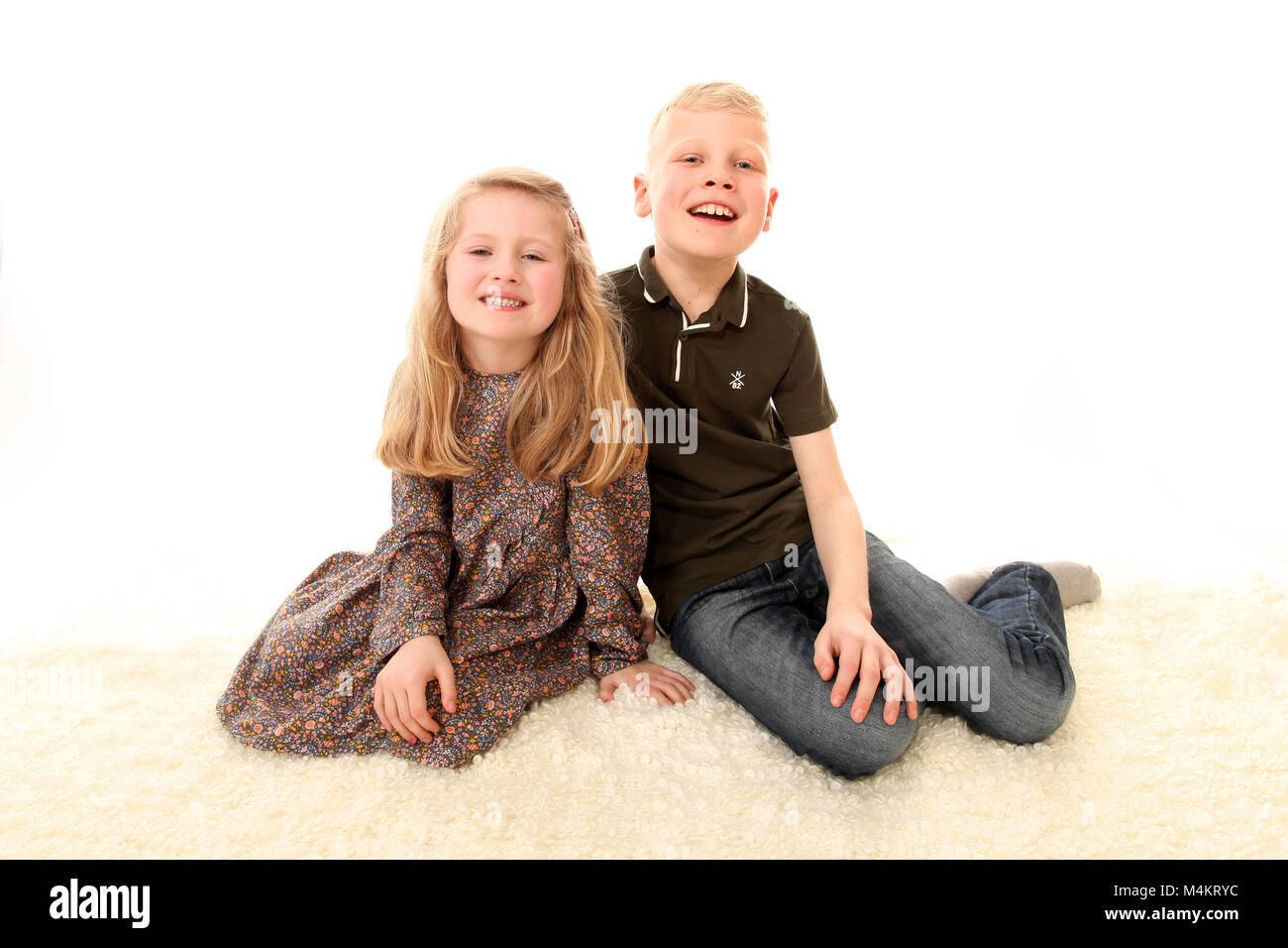 Fratello e Sorella, ridendo e divertendosi, infanzia felice Foto Stock