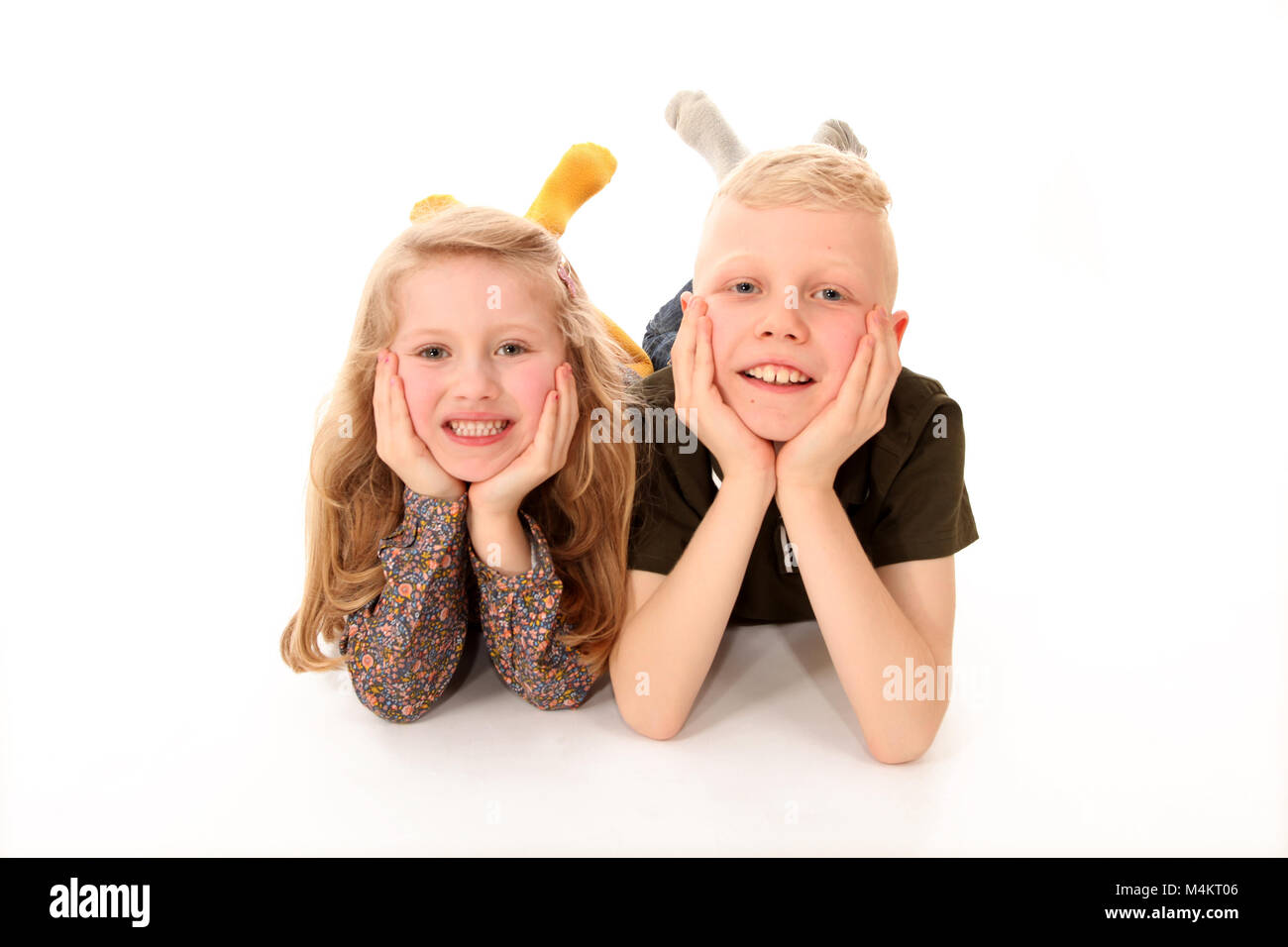 Fratello e Sorella, ridendo e divertendosi, infanzia felice Foto Stock