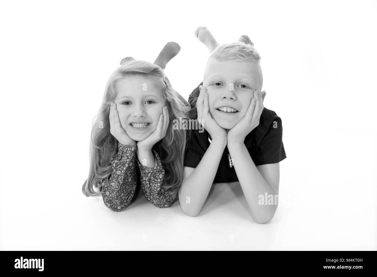 Fratello e Sorella, ridendo e divertendosi, infanzia felice Foto Stock