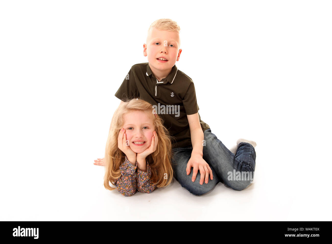 Fratello e Sorella, ridendo e divertendosi, infanzia felice Foto Stock