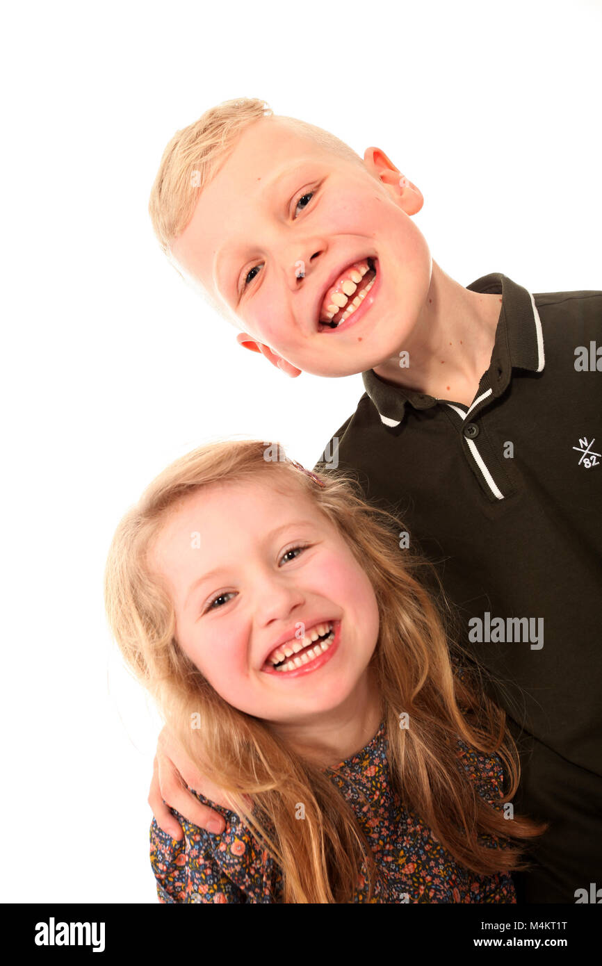 Fratello e Sorella, ridendo e divertendosi, infanzia felice Foto Stock