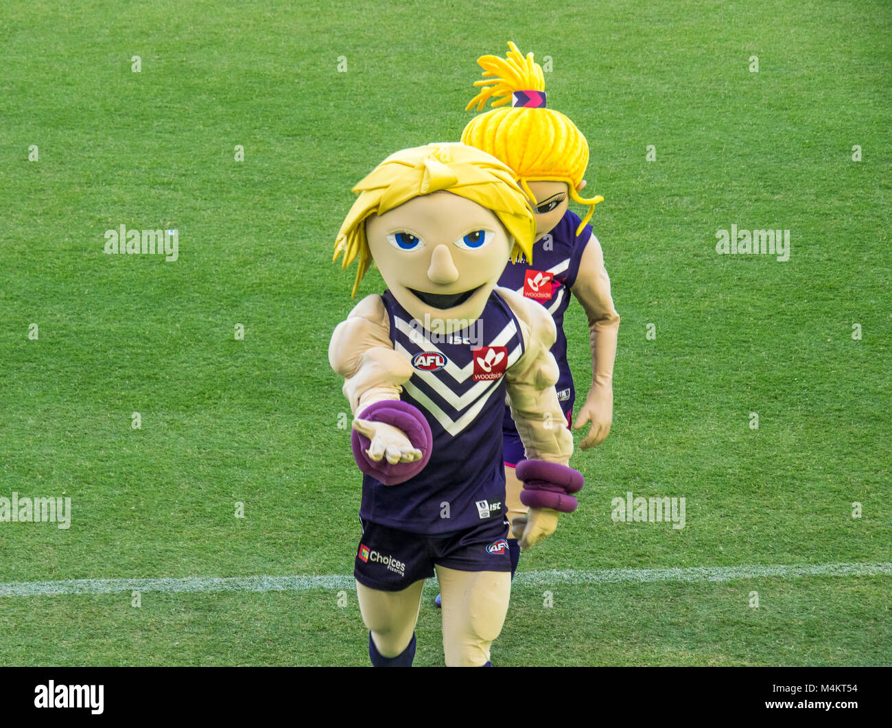 AFL Fremantle Football Club donne squadra mascotte di fronte a un record di presenze a Optus Stadium, Perth, WA, Australia. Foto Stock