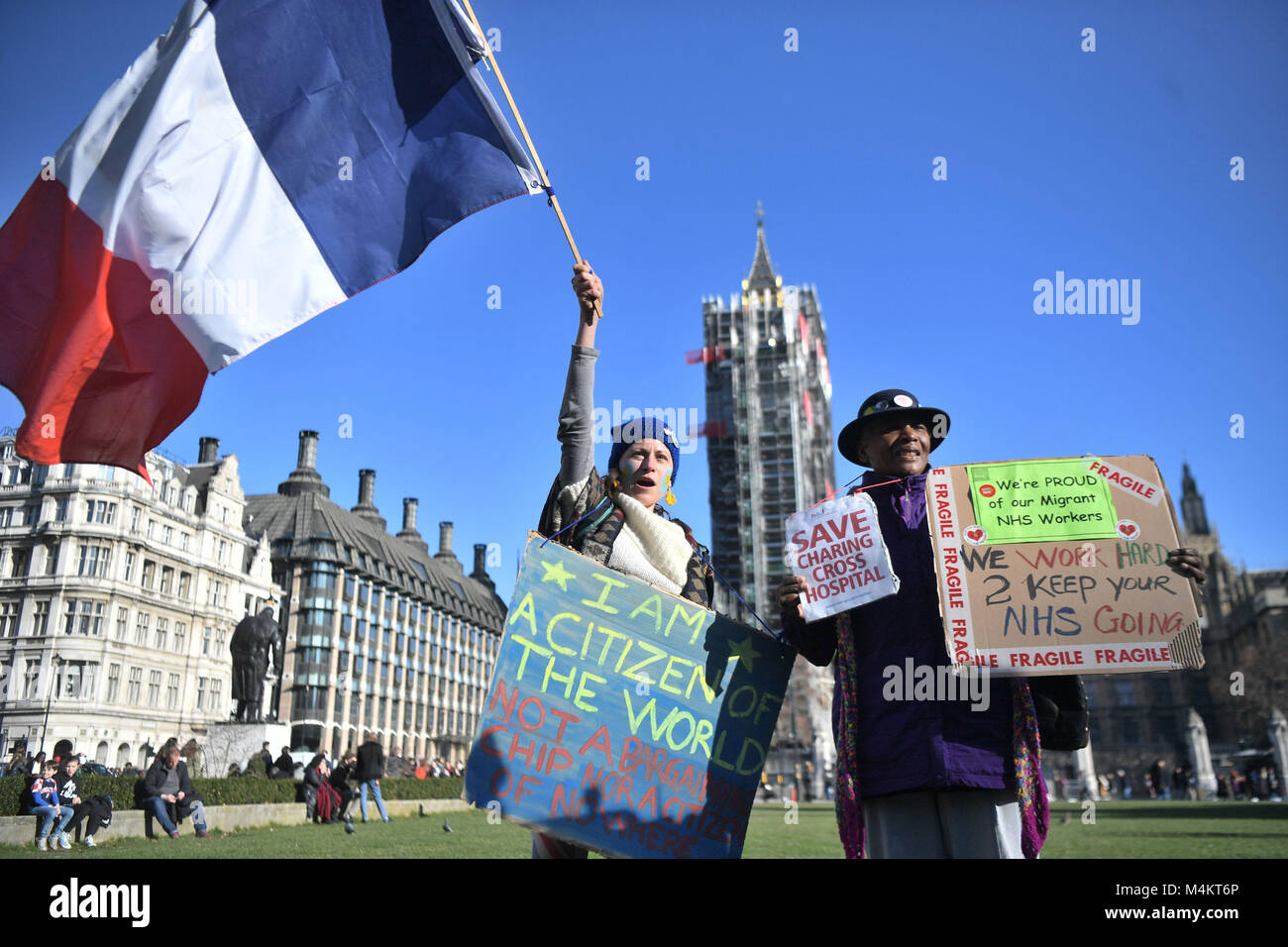 La gente a prendere parte in un giorno senza di noi rally, una giornata nazionale di azione a sostegno dei migranti, in Piazza del Parlamento, Londra. Foto Stock