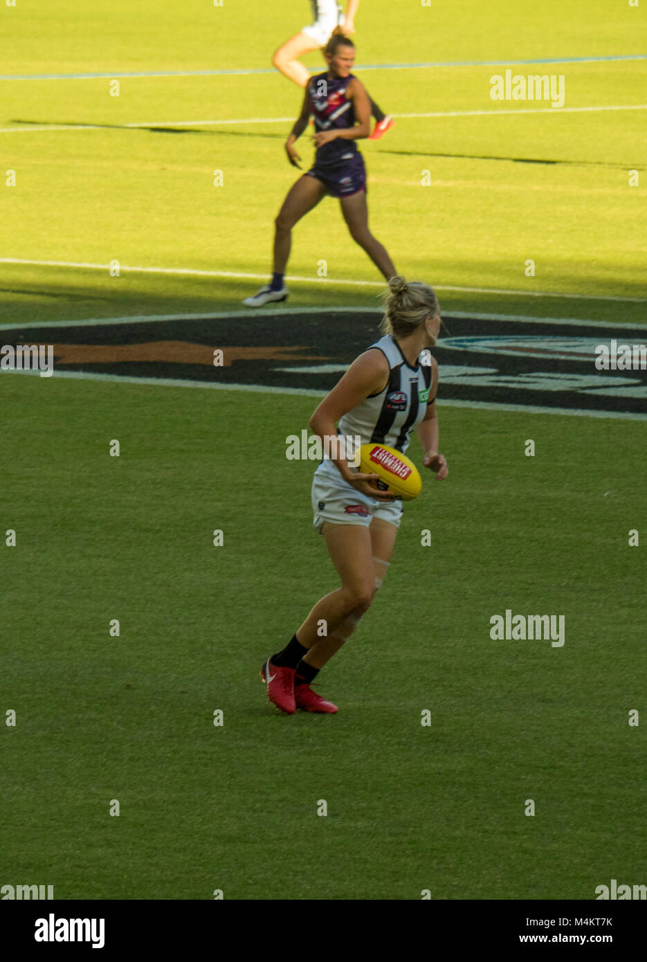 AFL Fremantle Football Club donne squadra giocando contro Collingwood davanti a un record di presenze a Optus Stadium, Perth, WA, Australia. Foto Stock