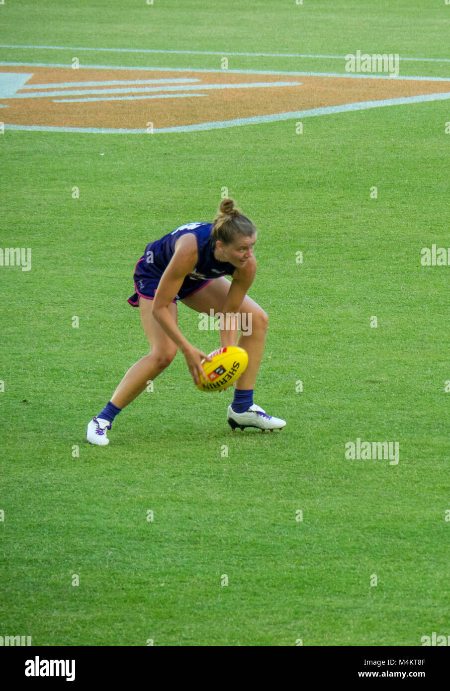 AFL Fremantle Football Club donne squadra giocando contro Collingwood davanti a un record di presenze a Optus Stadium, Perth, WA, Australia. Foto Stock