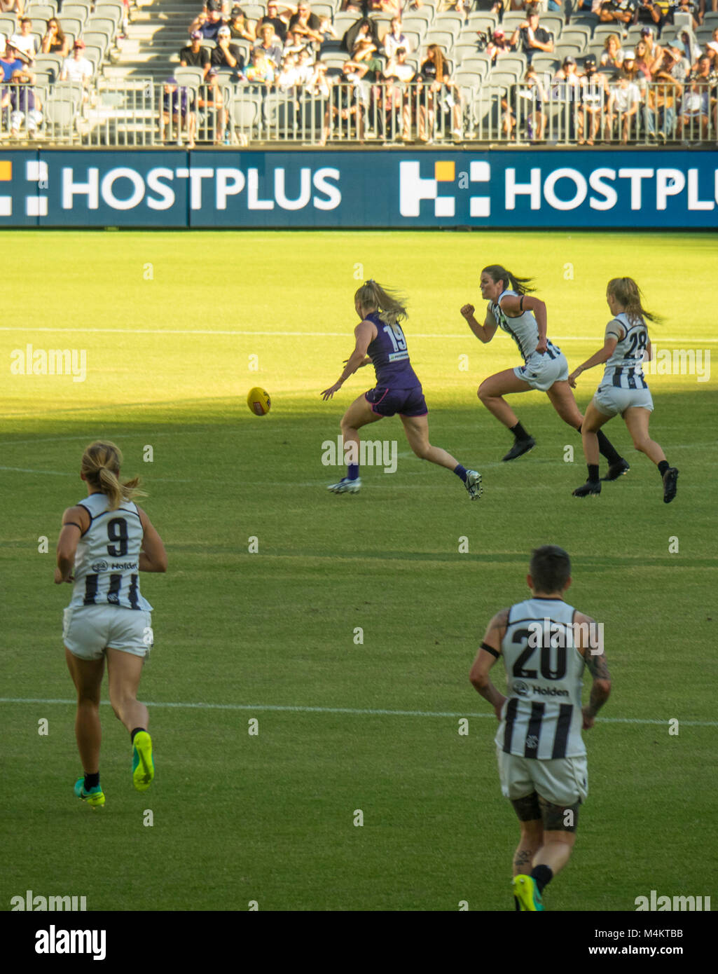 AFL Fremantle Football Club donne squadra giocando contro Collingwood davanti a un record di presenze a Optus Stadium, Perth, WA, Australia. Foto Stock