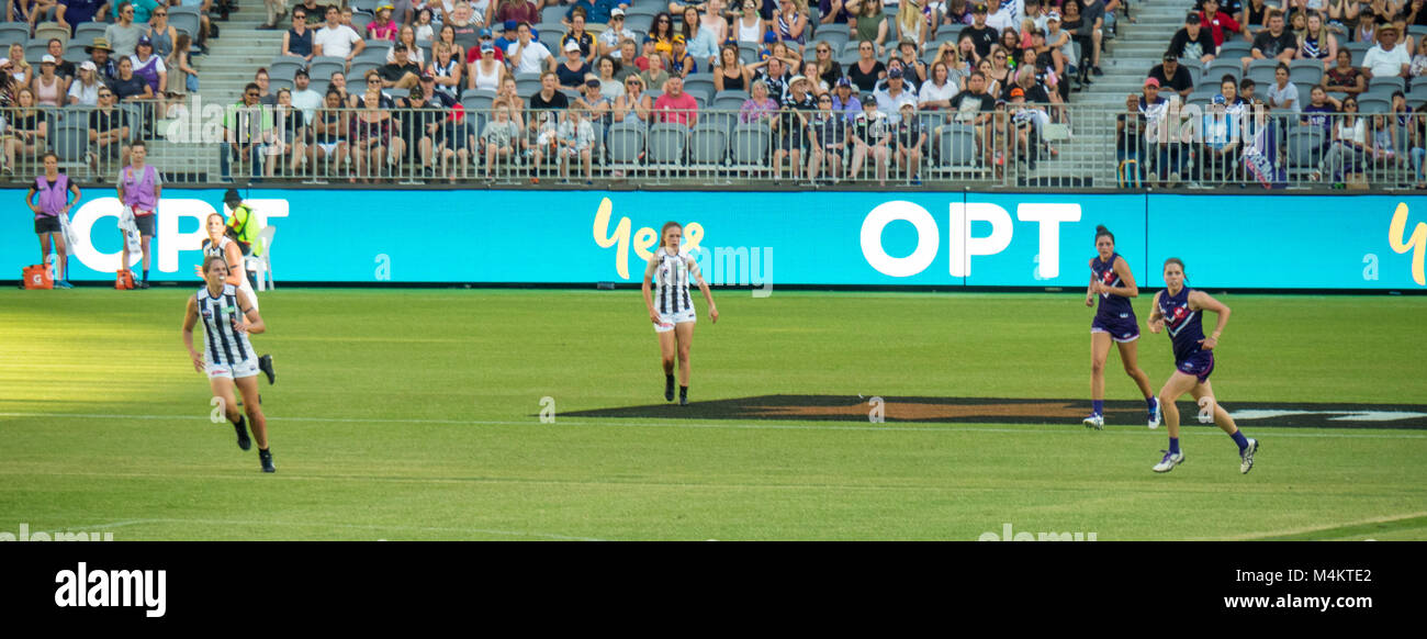 AFL Fremantle Football Club donne squadra giocando contro Collingwood davanti a un record di presenze a Optus Stadium, Perth, WA, Australia. Foto Stock