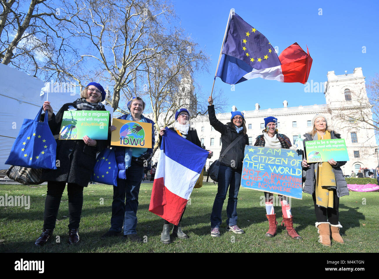 La gente a prendere parte in un giorno senza di noi rally, una giornata nazionale di azione a sostegno dei migranti, in Piazza del Parlamento, Londra. Foto Stock
