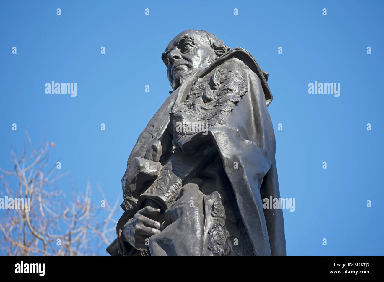 1905 la statua del XIX secolo più William Gladstone, da hamo thornycroft, sullo Strand, Londra, Inghilterra Foto Stock