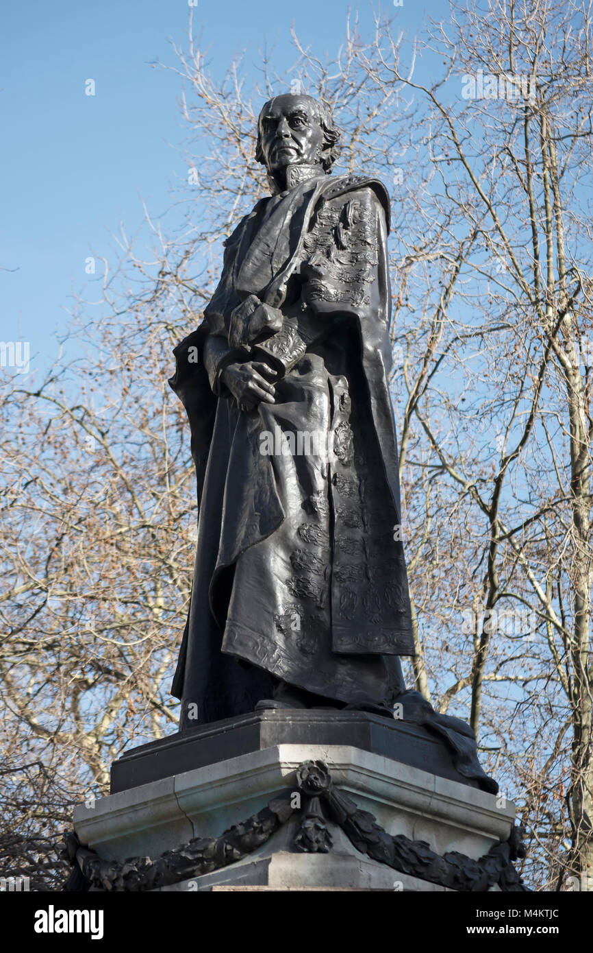 1905 la statua del XIX secolo più William Gladstone, da hamo thornycroft, sullo Strand, Londra, Inghilterra Foto Stock