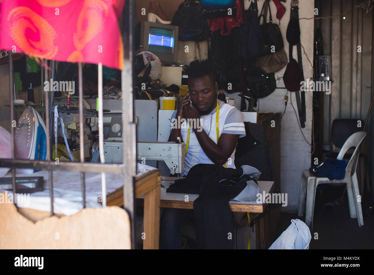 Sarto parlando al telefono cellulare Foto Stock