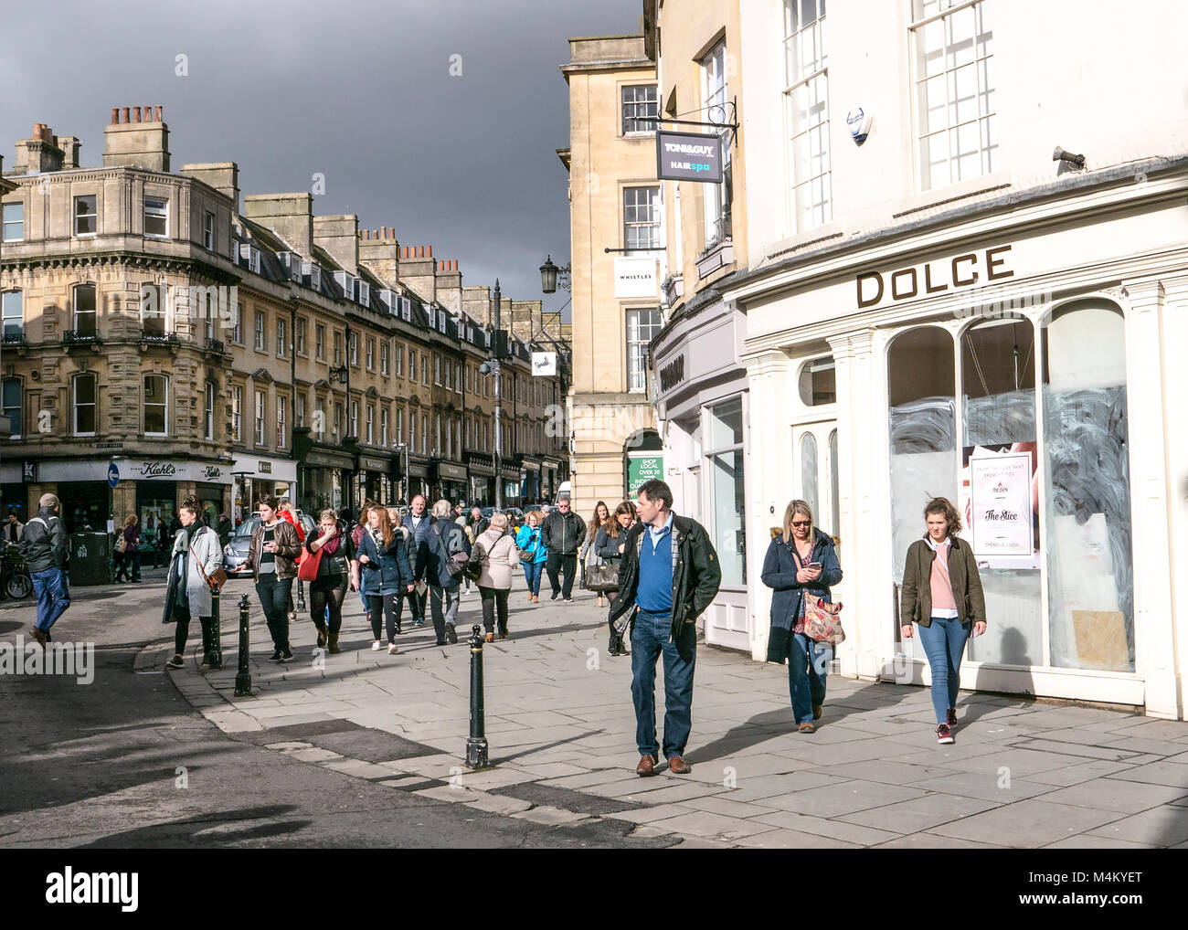 La gente fuori shopping nella città di Bath, Somerset, Inghilterra Foto Stock