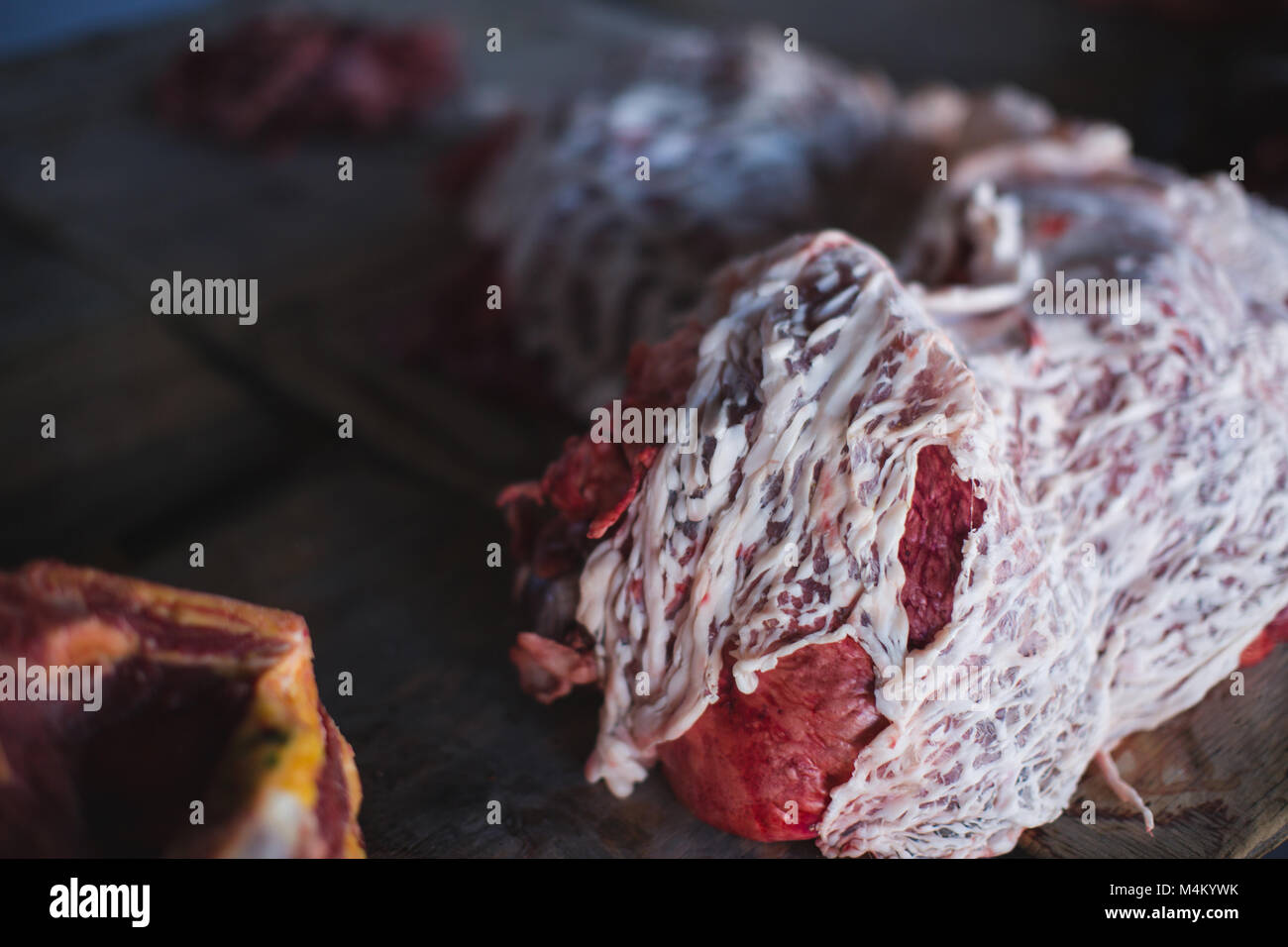 La carne di manzo sul tavolo a Butcher Shop Foto Stock