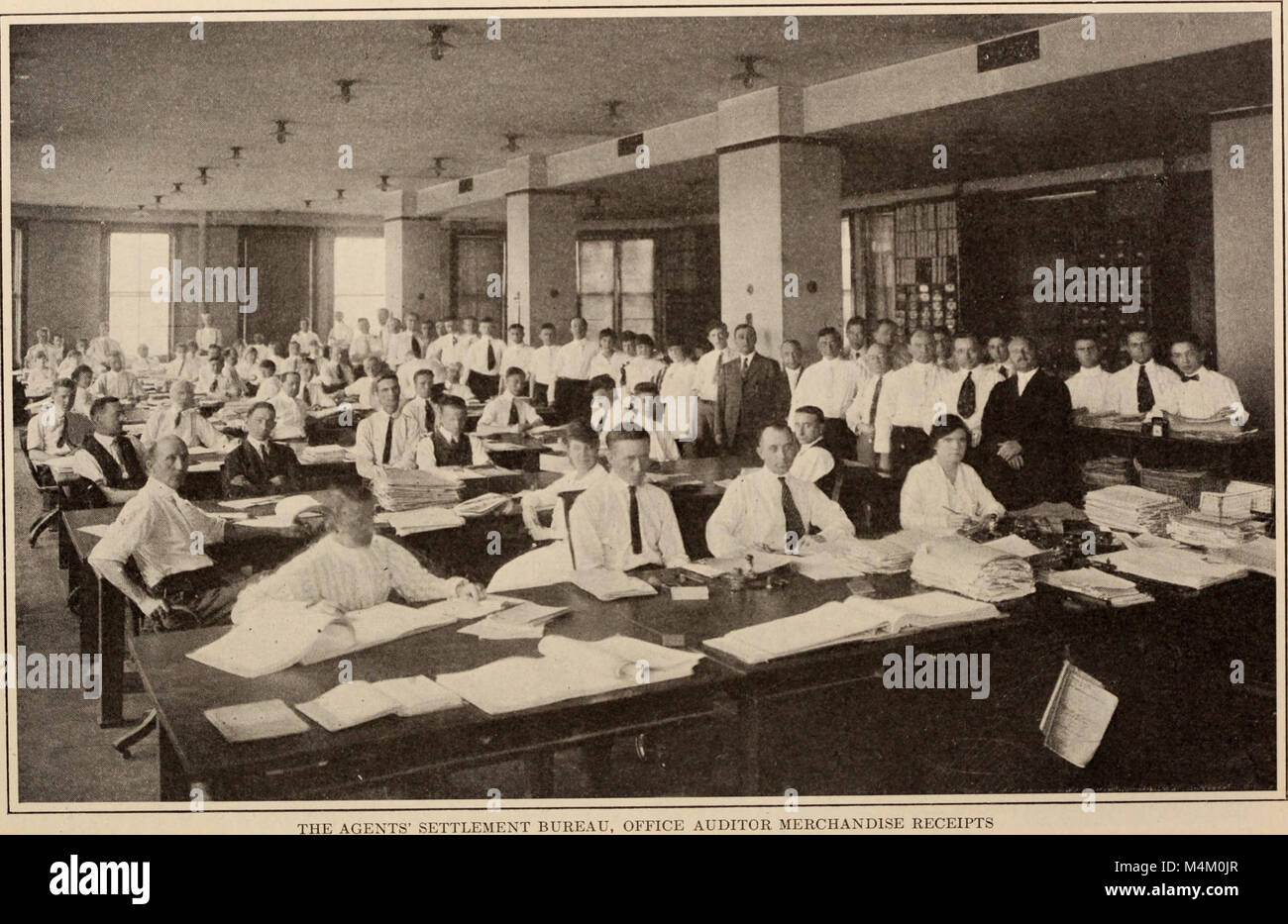 L'edizione 1912 della rivista Baltimore and Ohio Employees Magazine tratta argomenti rilevanti per i lavoratori delle ferrovie, tra cui misure di sicurezza, condizioni di lavoro e aggiornamenti aziendali. Fornisce informazioni sulle operazioni della Baltimore and Ohio Railroad durante l'inizio del XX secolo. Foto Stock