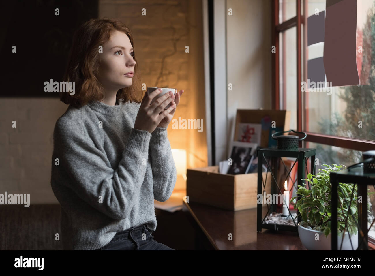 Donna con cibo dolce a casa Foto Stock