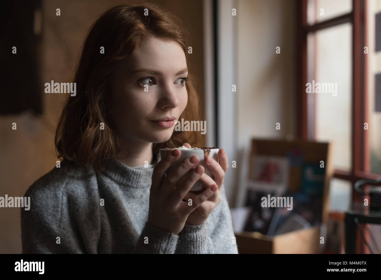 Donna con cibo dolce a casa Foto Stock