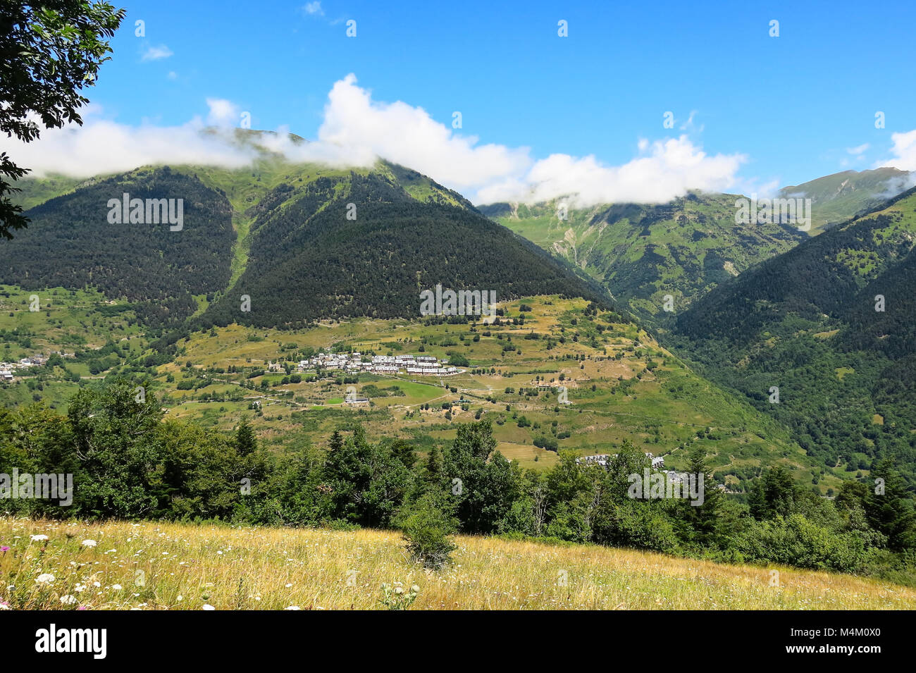 Panorama a Valle de Arán dei Pirenei catalani, Spagna Foto Stock