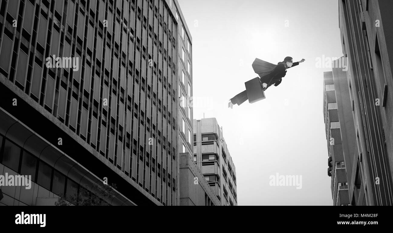 Imprenditrice volando sopra la città surreale prospettiva edifici Foto Stock