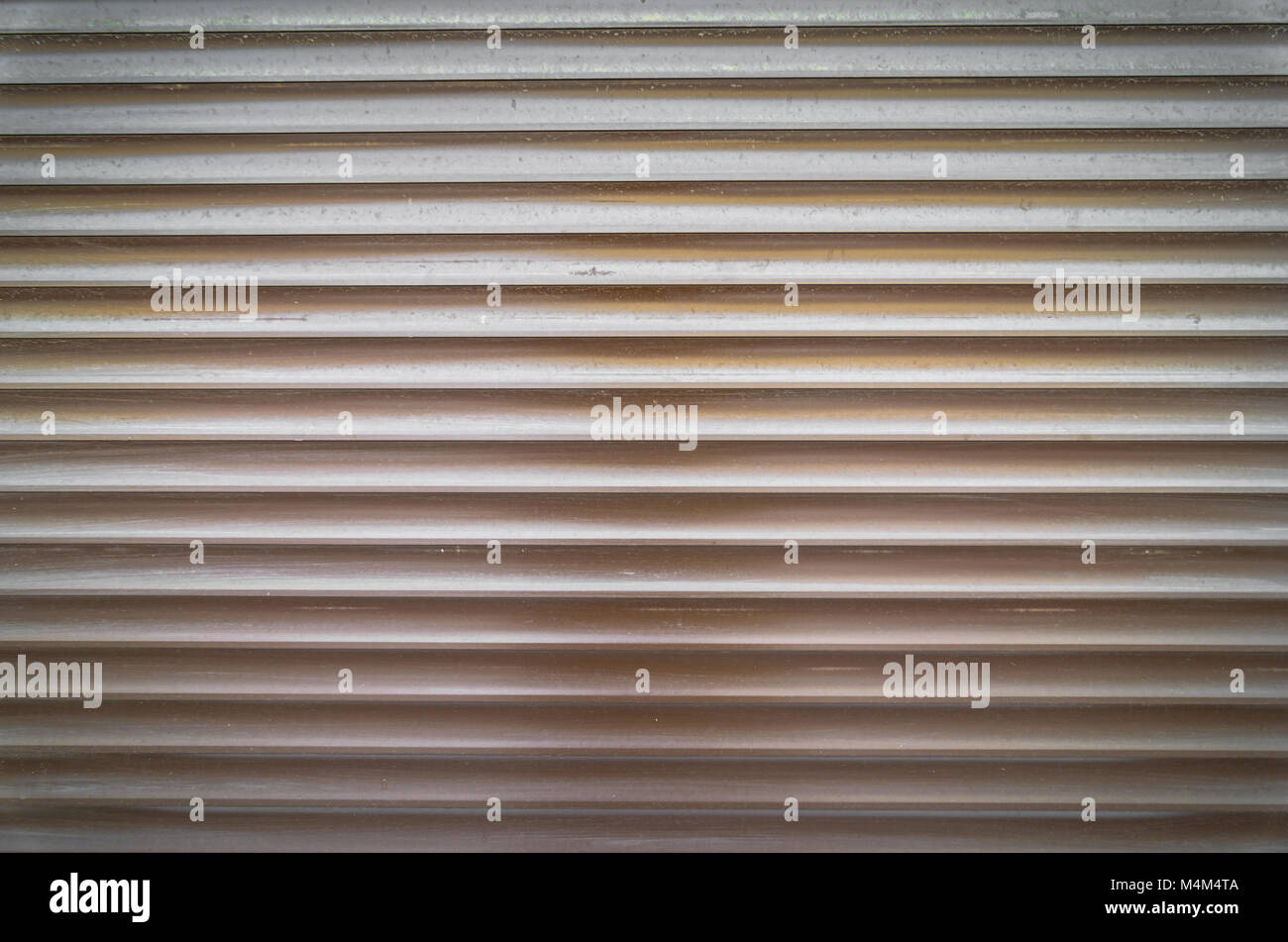 Teal dipinte di marrone orizzontale nella finestra di metallo tapparella tapparelle o porte di garage texture di sfondo. Foto Stock