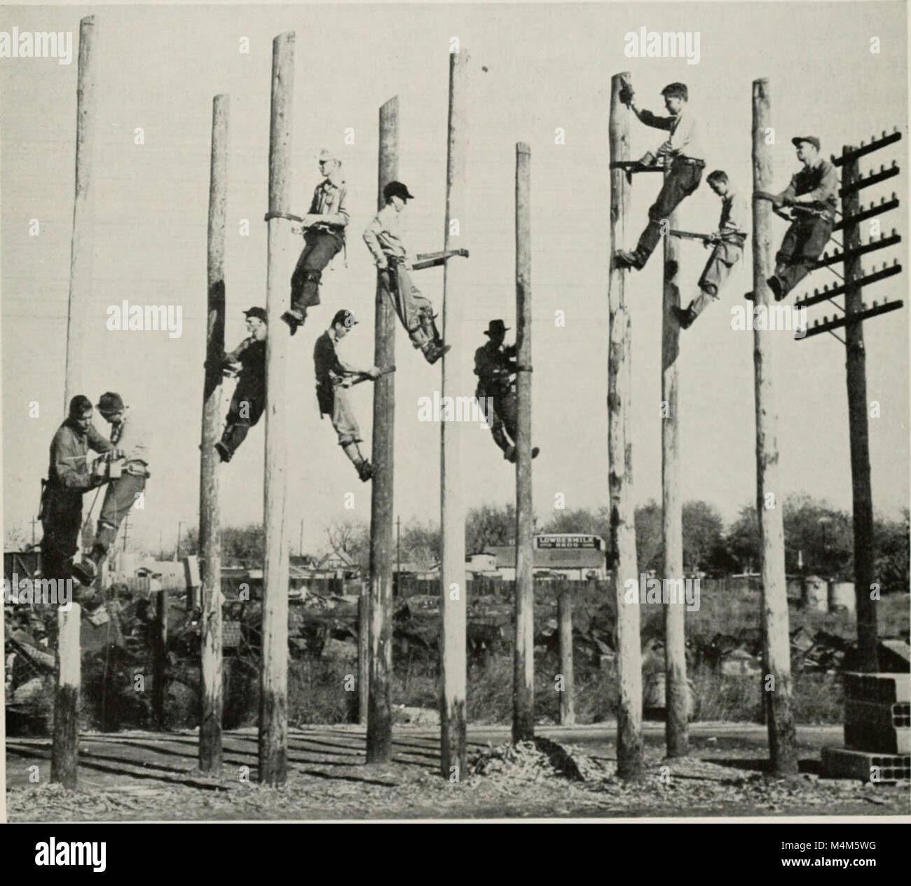 The Bell Telephone Magazine (1922) tratta i progressi e le innovazioni nel settore delle telecomunicazioni, con articoli tecnici, aggiornamenti aziendali e approfondimenti sullo sviluppo della tecnologia telefonica. Foto Stock