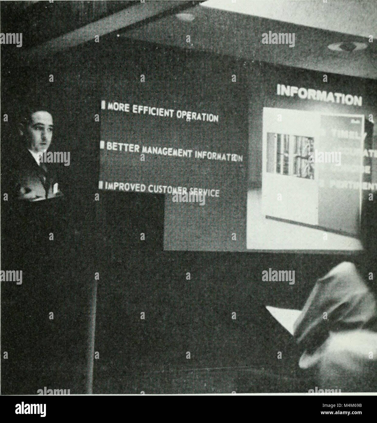 Il Bell Telephone Magazine del 1922 copre le innovazioni nella tecnologia delle telecomunicazioni, gli aggiornamenti aziendali e lo sviluppo di sistemi telefonici all'inizio del XX secolo. Foto Stock