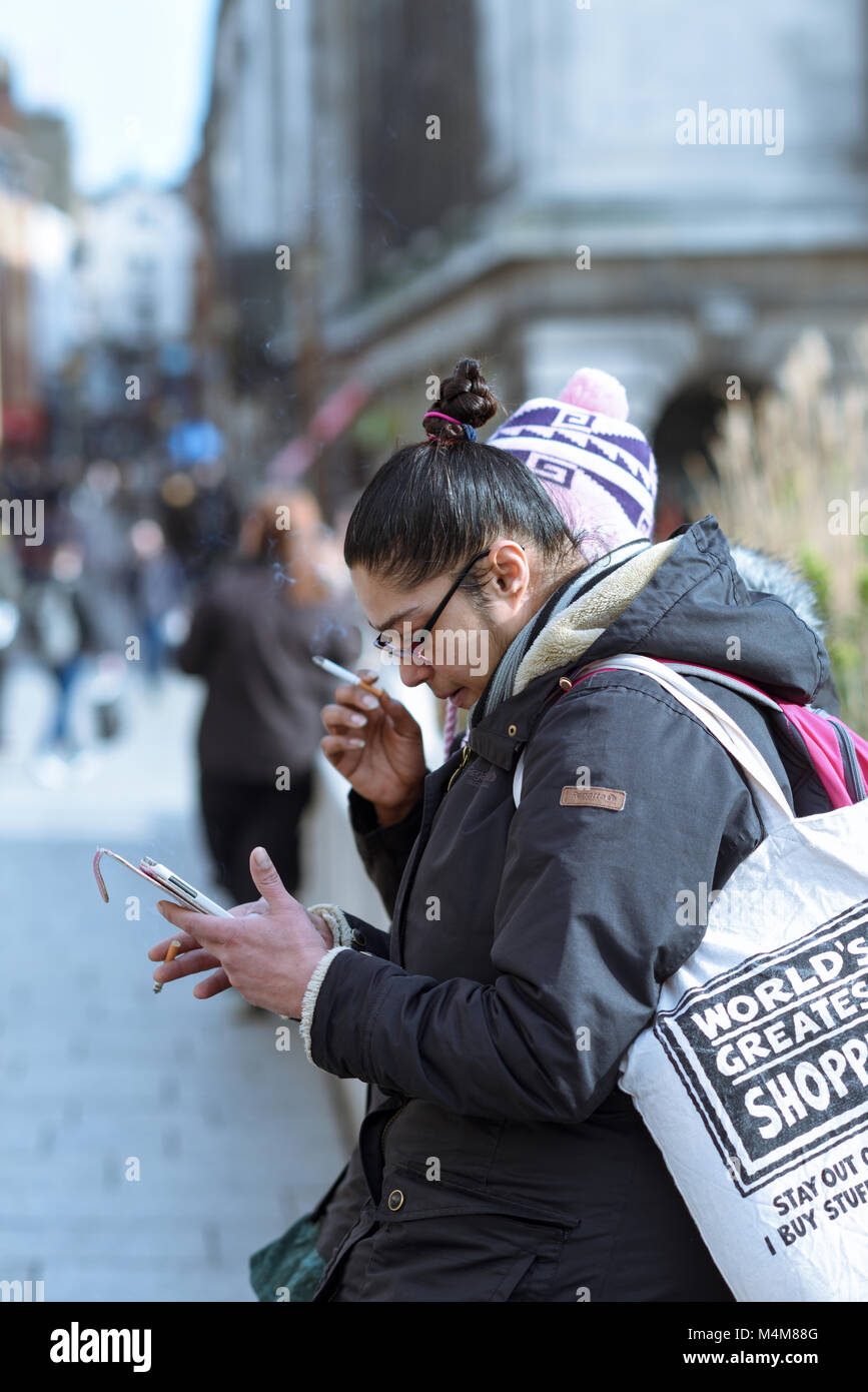 Persone che controllano il telefono cellulare nel Regno Unito. Foto Stock