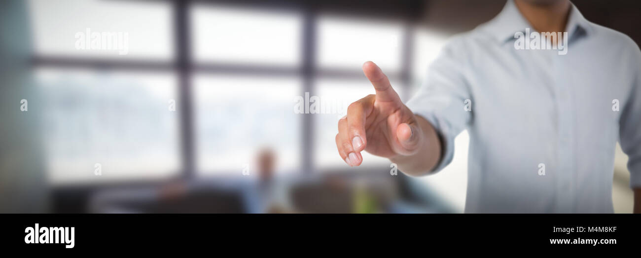 Immagine composita dell'uomo fingendo di toccare una schermata invisibile contro uno sfondo bianco Foto Stock