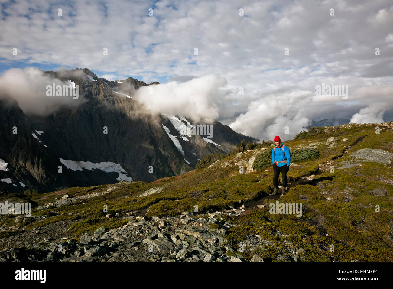 WA13472-00...WASHINGTON - escursionista sul braccio Sahale in cascata del nord del Parco Nazionale. Foto Stock