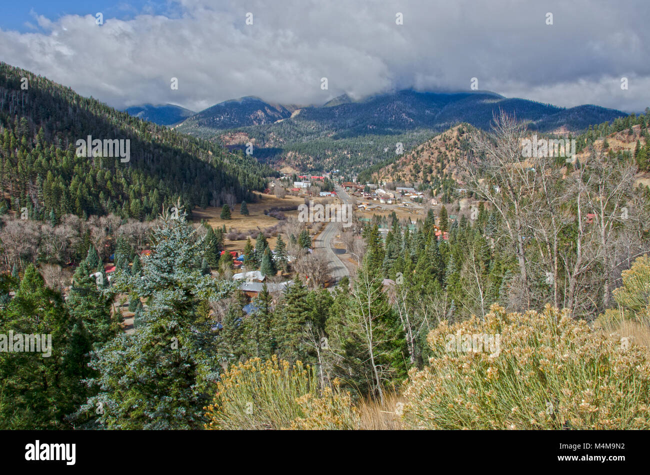 Affacciato sulla città di montagna del Fiume Rosso, Nuovo Messico Foto Stock