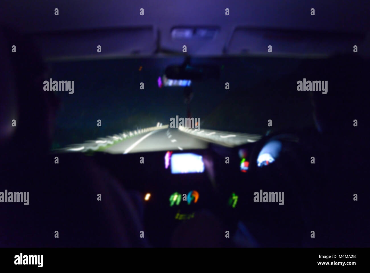 Notte sfocata foto all'interno dell'auto con conducente. Vista la Expressway. Foto Stock
