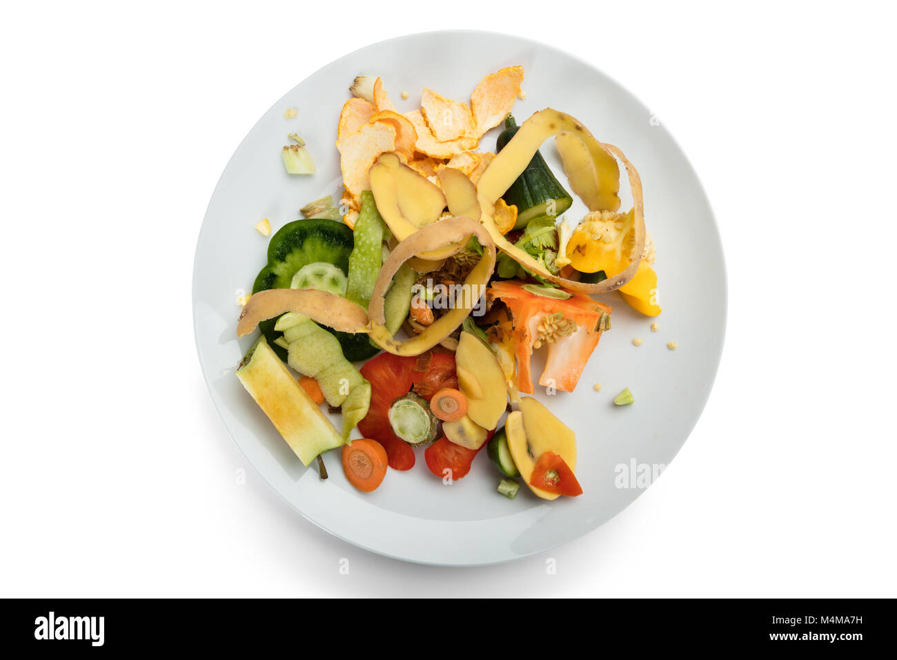 Close-up di verdura fresca e frutta di sbucciatura sulla piastra bianca Foto Stock