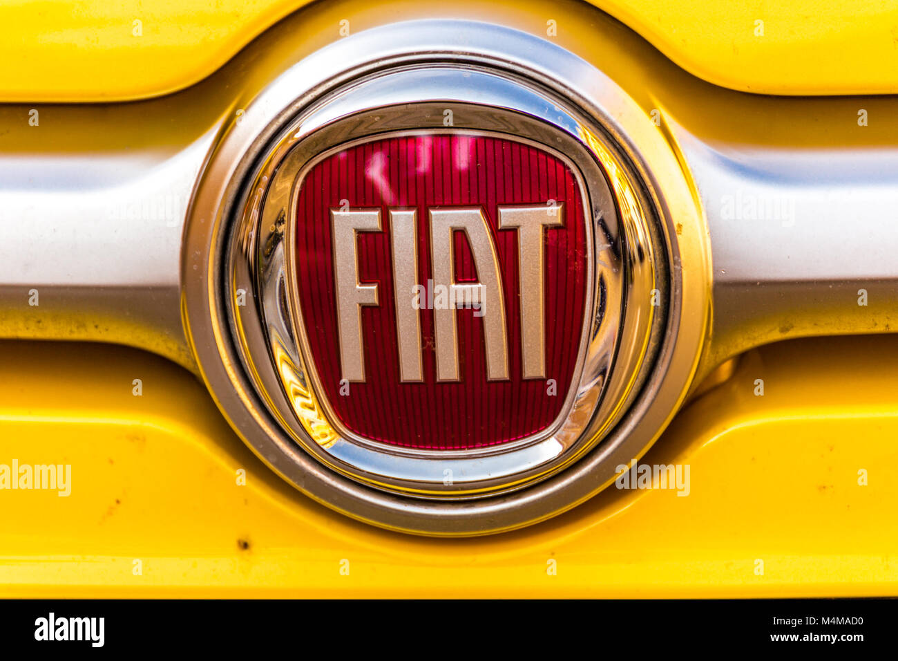 LUGO (RA) - 14 febbraio 2018: sporcizia copre il logo Fiat di un giallo auto. FCA proprietario del marchio Fiat è l ottava auto maker nel mondo Foto Stock