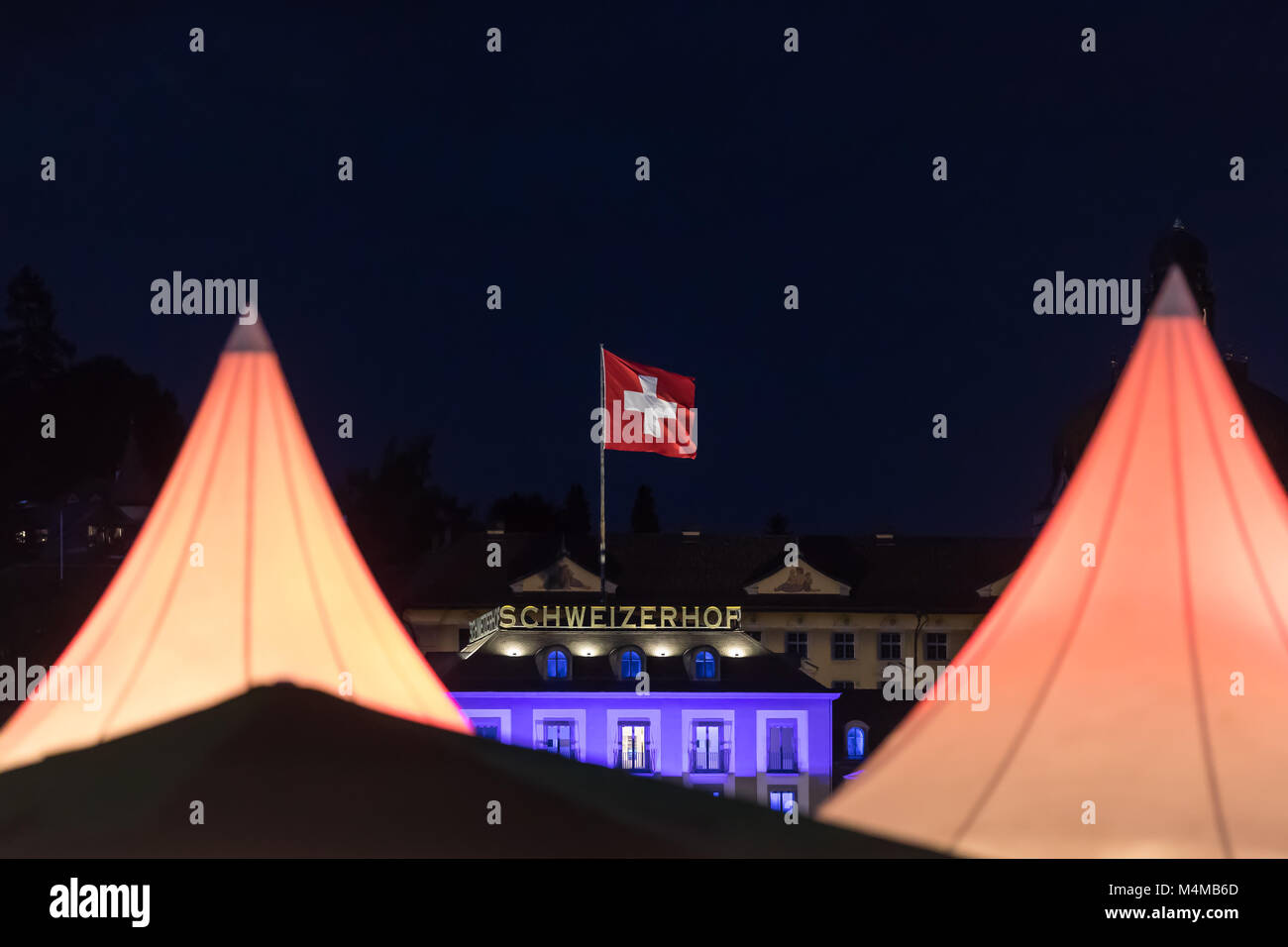 Bandiera svizzera nel vento Foto Stock