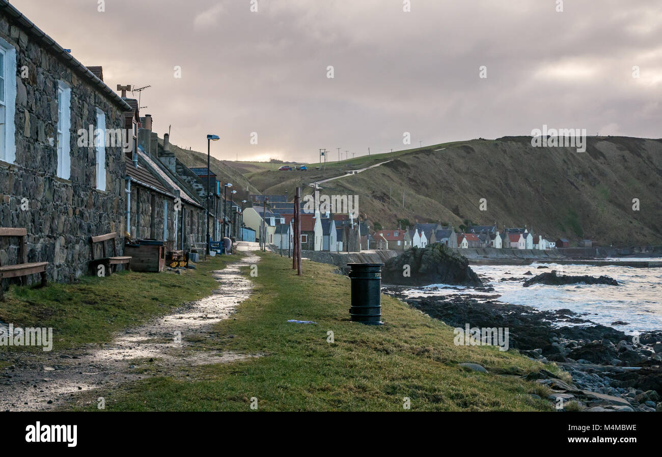 Vista di un piccolo villaggio sul mare Crovie, Aberdeenshire, Scozia, con gable end cottage sulle rive parte anteriore Foto Stock