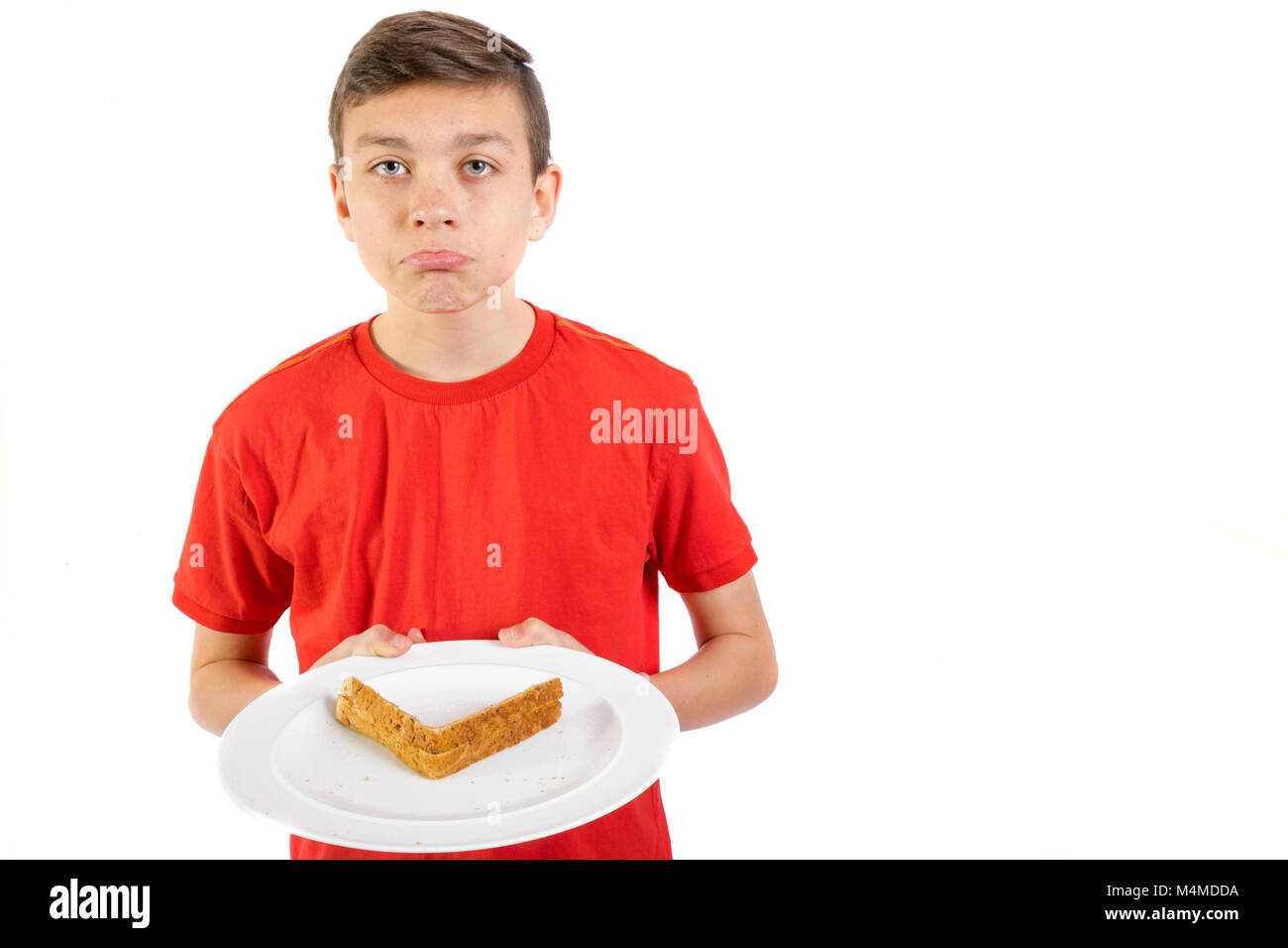 Giovani caucasici ragazzo adolescente non piace croste a sandwich Foto Stock