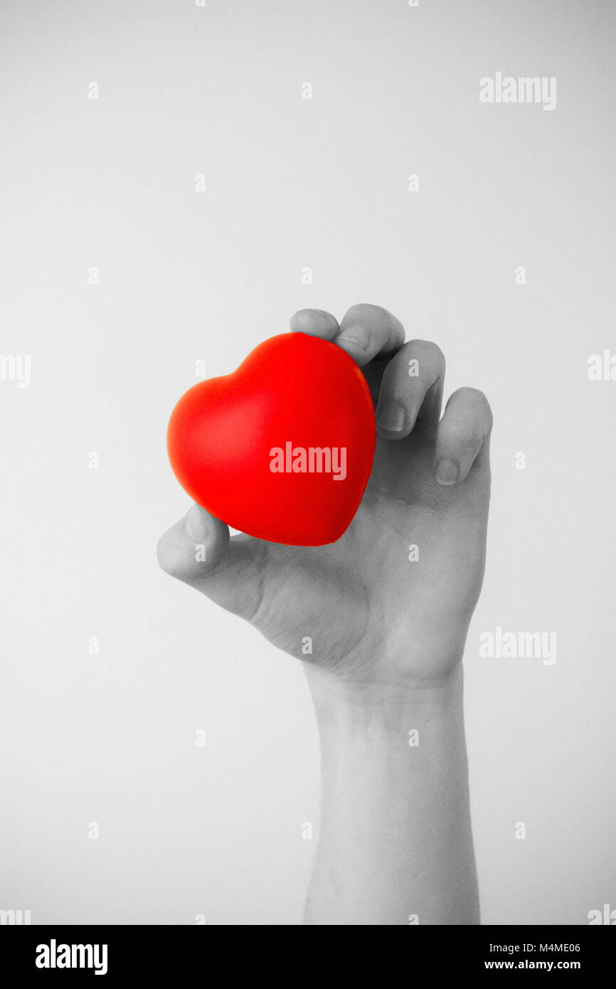 Tenendo un cuore rosso per il giorno di san valentino Foto Stock