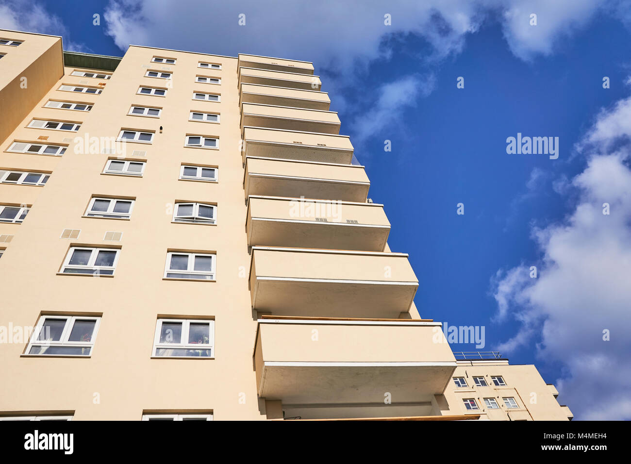 Brighton e Hove consiglio a torre, appartamenti per reddito basso persone recentemente dato nuovo rivestimento esterno Foto Stock