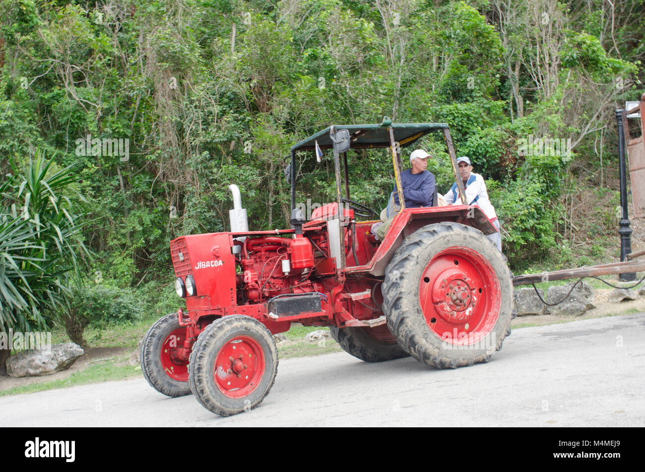 Jibacoa Cuba - 30 Gennaio 2018: Trattore rosso in ambiente tropicale Foto Stock
